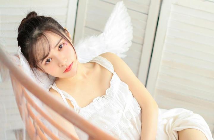 两男一女的社交互动